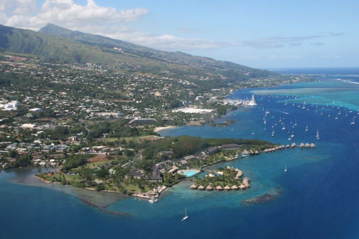 Vista aérea de Papeete, capital do Taiti, na Polinésia Francesa / Rémi Juan/Wikimedia Commons