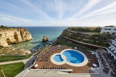 Piscina e falésia do Tivoli Carvoeiro Algarve Resort
