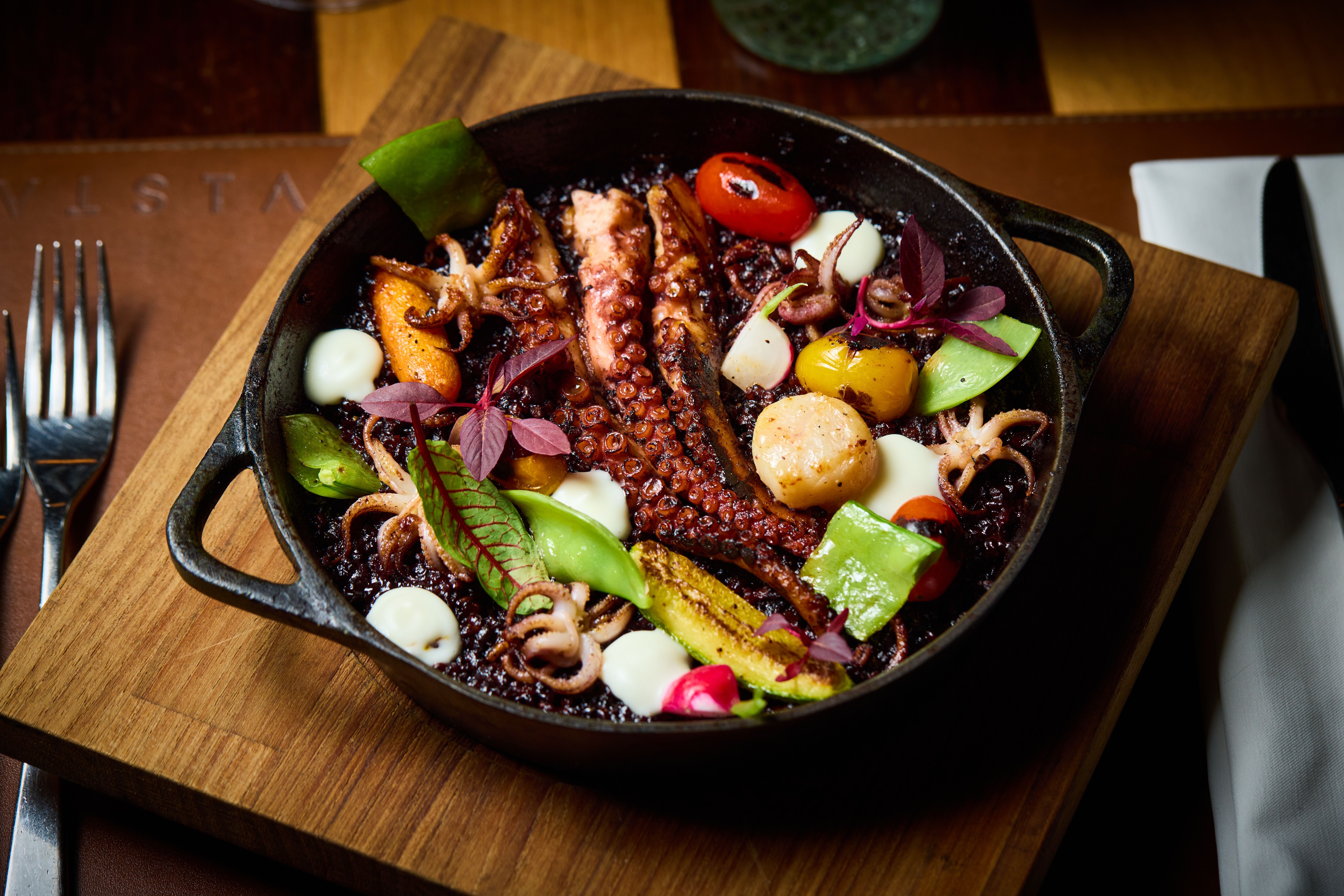 Polvo na chapa com arroz negro, legumes tostados e aioli é a opção especial do Vista Jardins para o Dia dos Pais / Rodolfo Regini