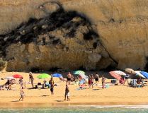Banhistas em uma das pequenas praias ao longo da região de Carvoeiro
