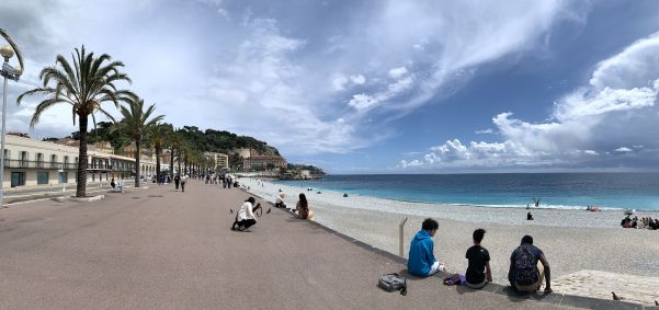 Pessoas curtem a praia principal de Nice, na França