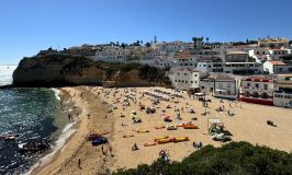 Praia do Carvoeiro vista a partir do mirante da vila de Carvoeiro