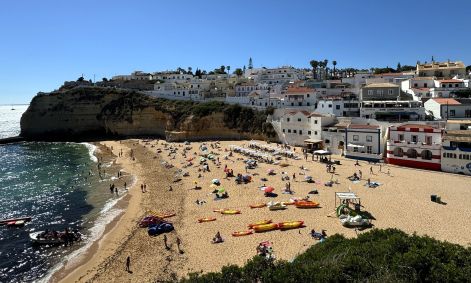 Praia do Carvoeiro vista a partir do mirante da vila de Carvoeiro
