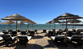 Cadeiras de praia do Purobeach Beach Club, em Marina Vilamoura