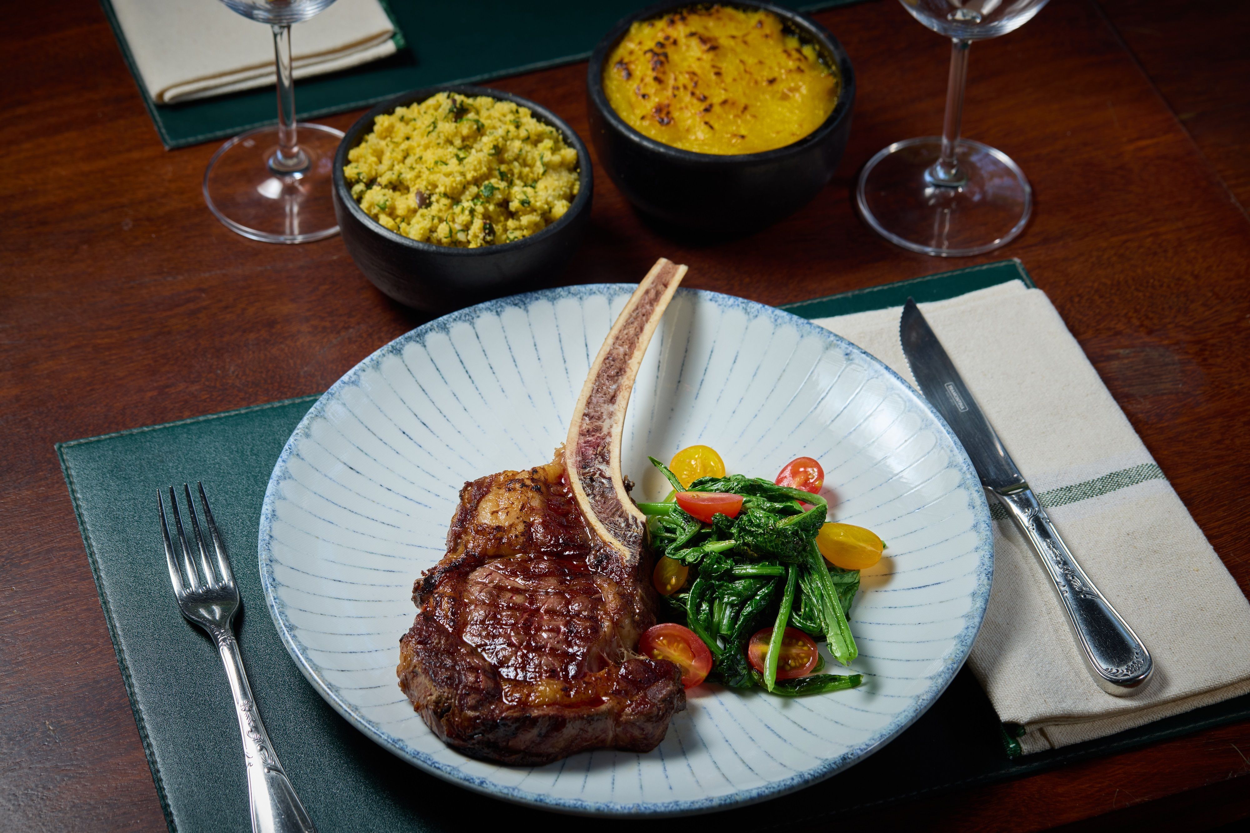 Prato especial para o Dia dos Pais do Selvagem será o Prime Rib Angus grelhado, com cake gratinado de mandioquinha e folhas de mostarda, farofa de ovos, azeitonas e jus de carne com tucupi negro / Rodolfo Regini