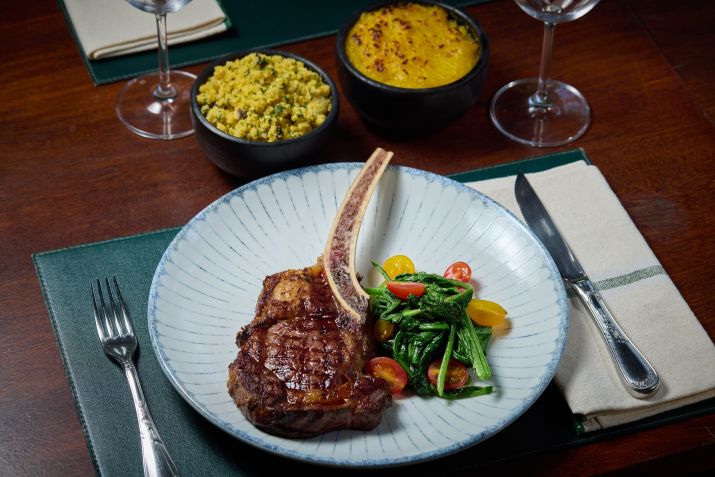 Prato especial para o Dia dos Pais do Selvagem será o Prime Rib Angus grelhado, com cake gratinado de mandioquinha e folhas de mostarda, farofa de ovos, azeitonas e jus de carne com tucupi negro / Rodolfo Regini
