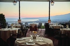 Vistas do Monte Etna e da Baía de Naxos a partir do Ristorante Timeo, no Belmond Grand Hotel Timeo
