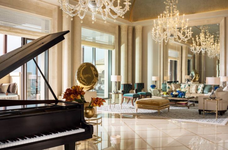 A elegância e o charme clássico definem a exclusiva Royal Suite, no Four Seasons Dubai / Four Seasons Dubai