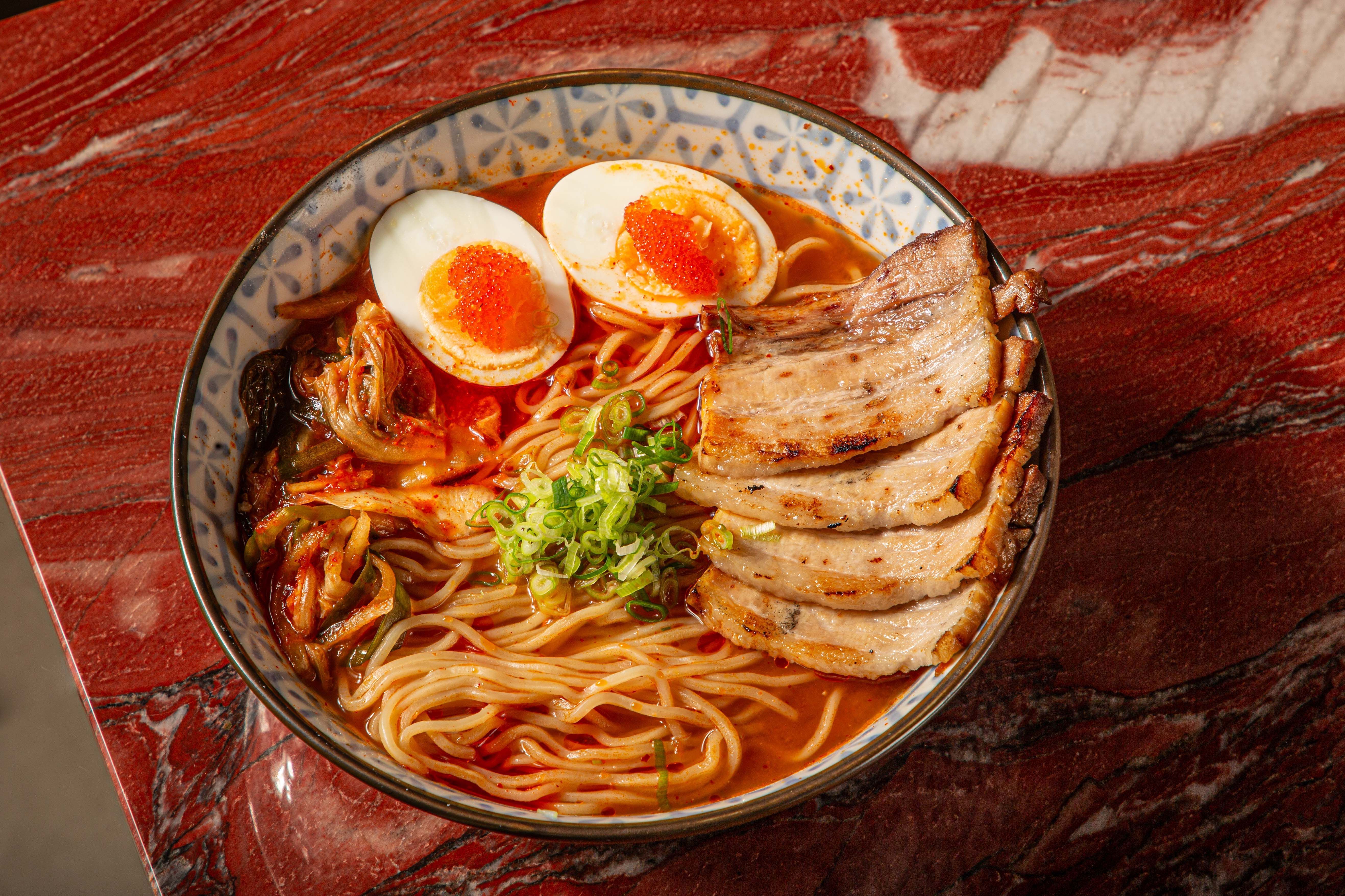 Kimchi Ramen do SUIBI é um caldo apimentado com barriga de porco, ovo marinado, kimchi e massa de ramen / Rafael Mollica