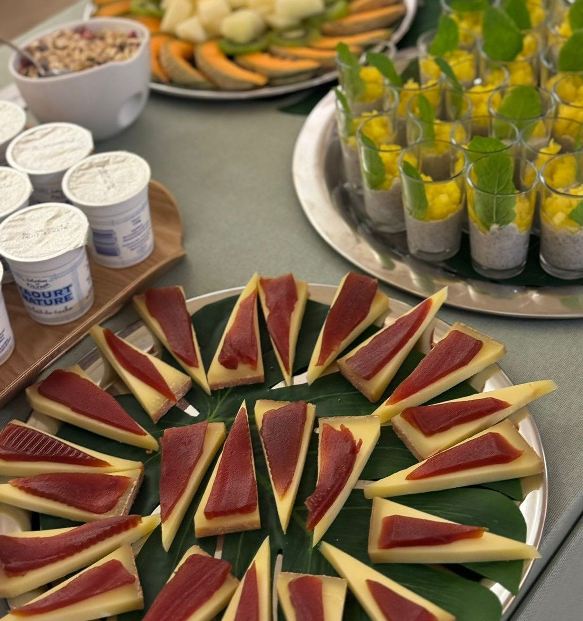 Frutas e queijo com goiabada são algumas das sobremesas trabalhadas em cardápio na base do COB em Paris / Renata Parra/Comitê Olímpico do Brasil