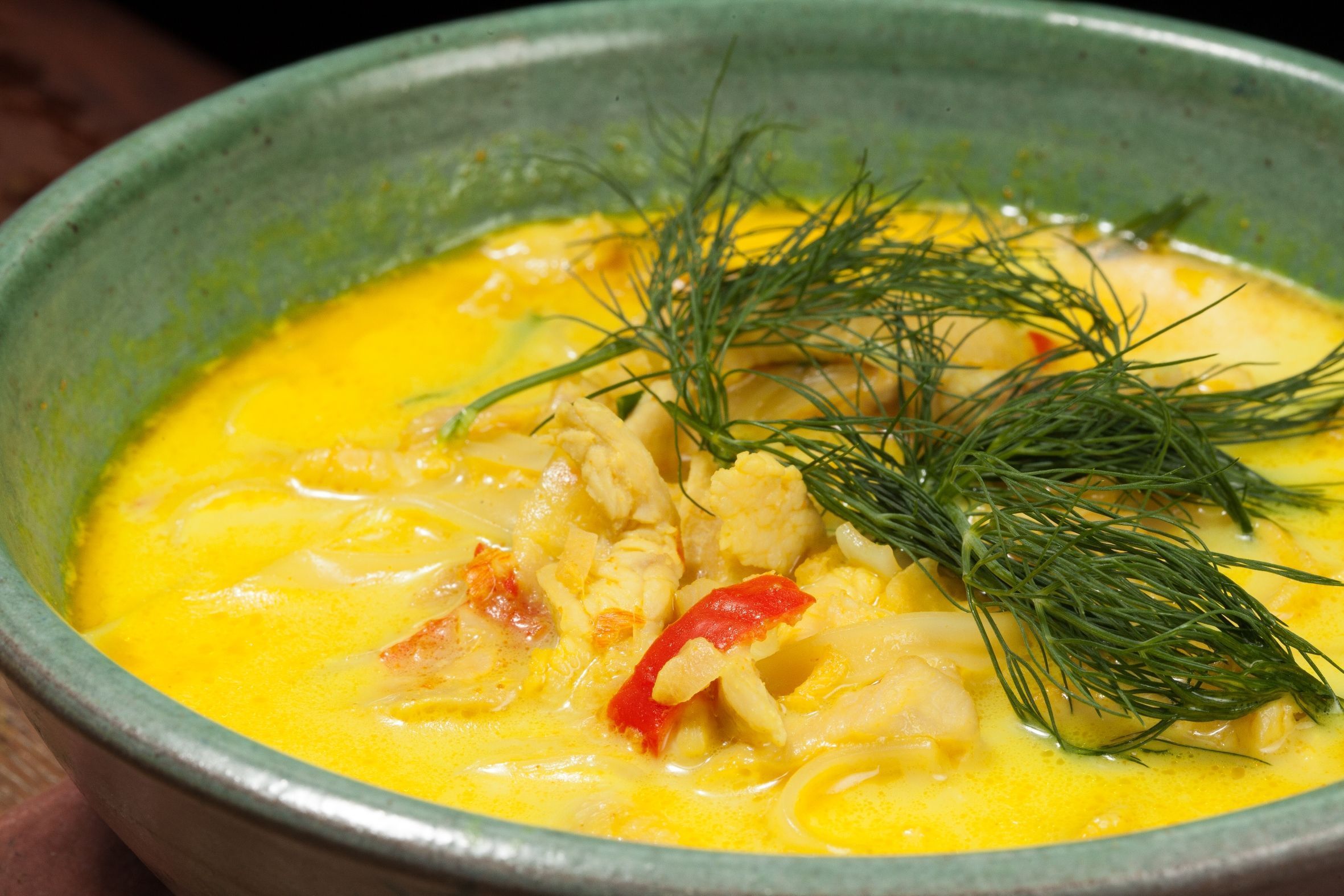 Uma das opções do menu é a Sopa Bermanesa feita com macarrão e camarão, enriquecida com gengibre e caldo de vegetais, cebola roxa, e decorada com endro / Divulgação
