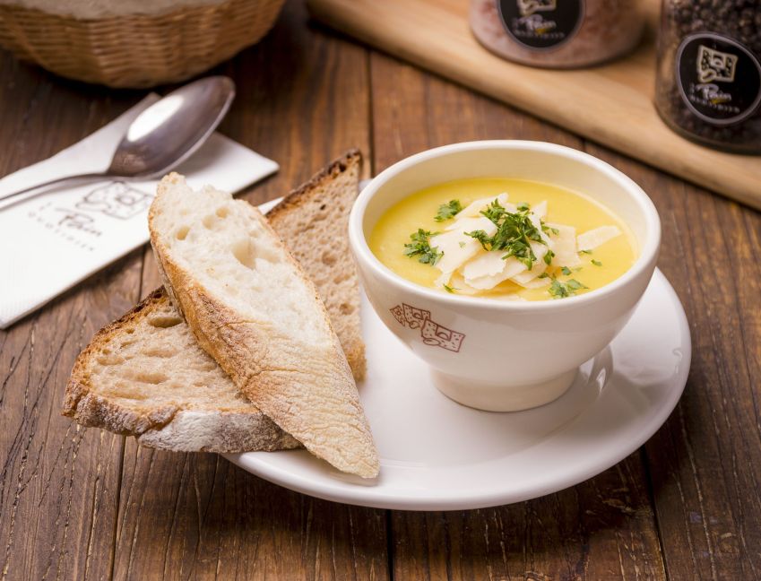 Le Pain Quotidien oferece três opções de sopa em seu menu durante o ano inteiro. Elas são servidas no tamaho médio, como a de mandioquinha da foto, ou grande / Divulgação