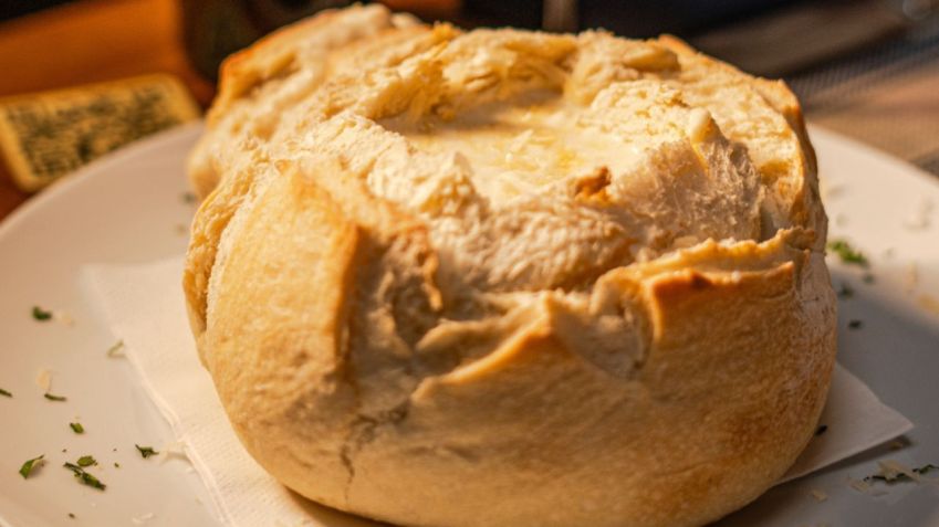 Em Higienópolis, restaurante Viscoboim oferece quatro sabores de sopa durante o inverno, todas servidas dentro de um pão italiano / Divulgação