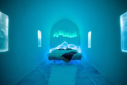 Cama em um quarto de gelo em hotel em um iglu na Noruega
