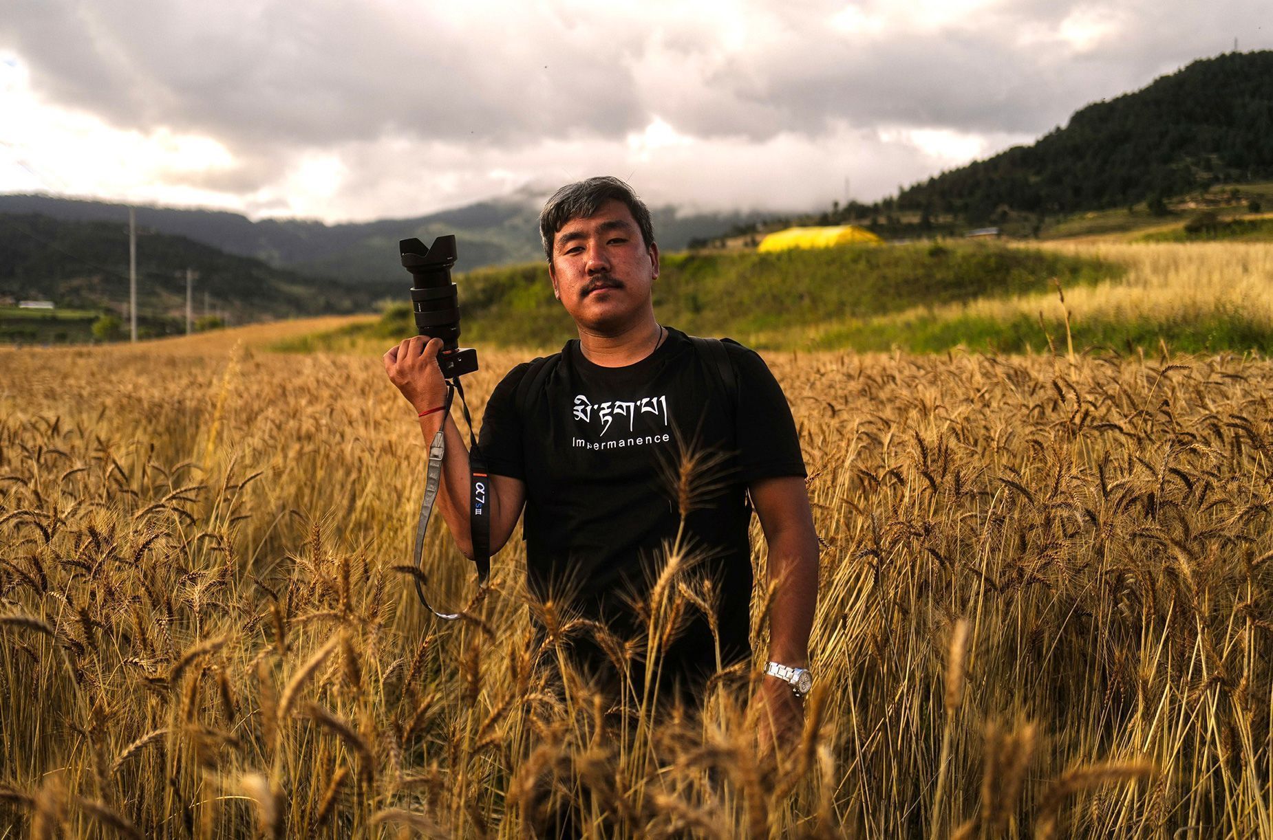 Tandin Phubz, criador do Humans of Thimpu, raramente é visto sem uma câmera na mão. / Tandin Phubz