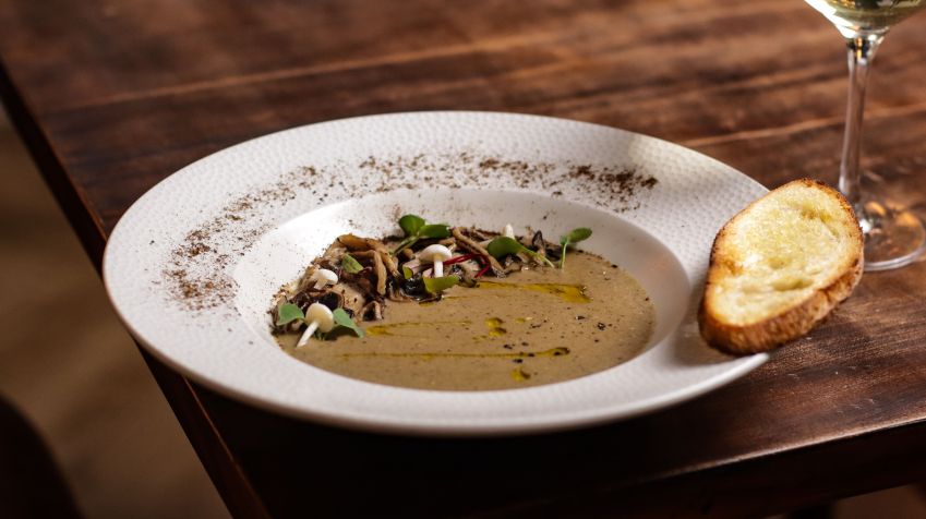 Tartuferia San Paolo oferece a Zupa Funghi, uma sopa creme de mix de cogumelos frescos, servida com pão tostado no azeite de oliva / Divulgação