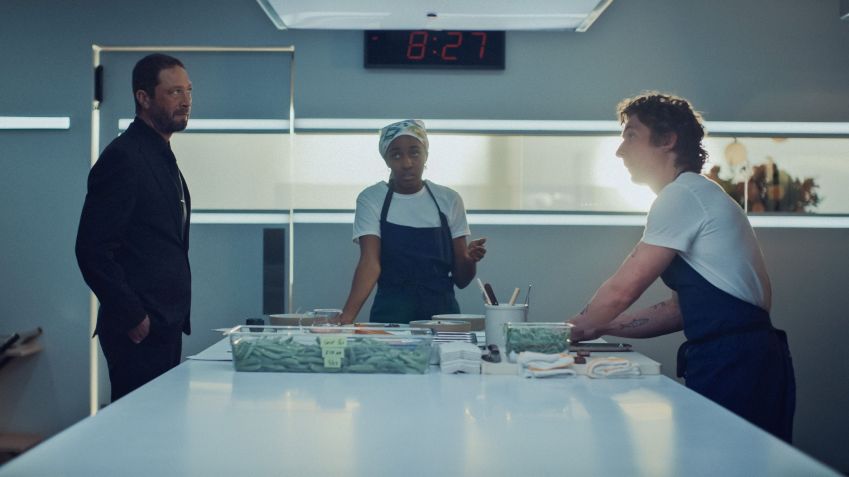 Jeremy Allen White (à direita), Ayo Edebiri e Ebon Moss-Bachrach como os personagens Carmy, Sydney e Richie na 3ª temporada de "O Urso" / Divulgação/FX