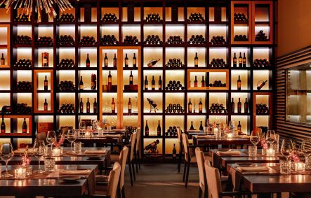 Mesas e vinhos no restaurante Pepper&#039;s, do Tivoli Marina Vilamoura