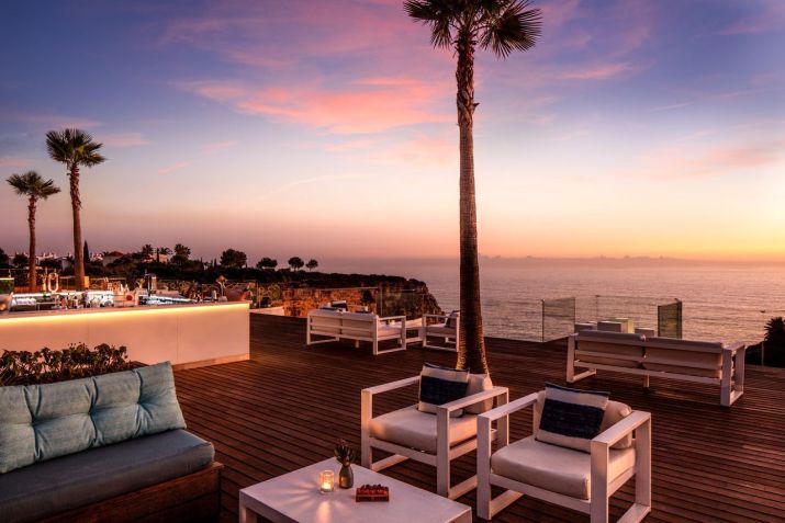 No topo do hotel, Sky Bar Carvoeiro é quase uma atração na região e conta com coquetéis autorais e sushi / Divulgação