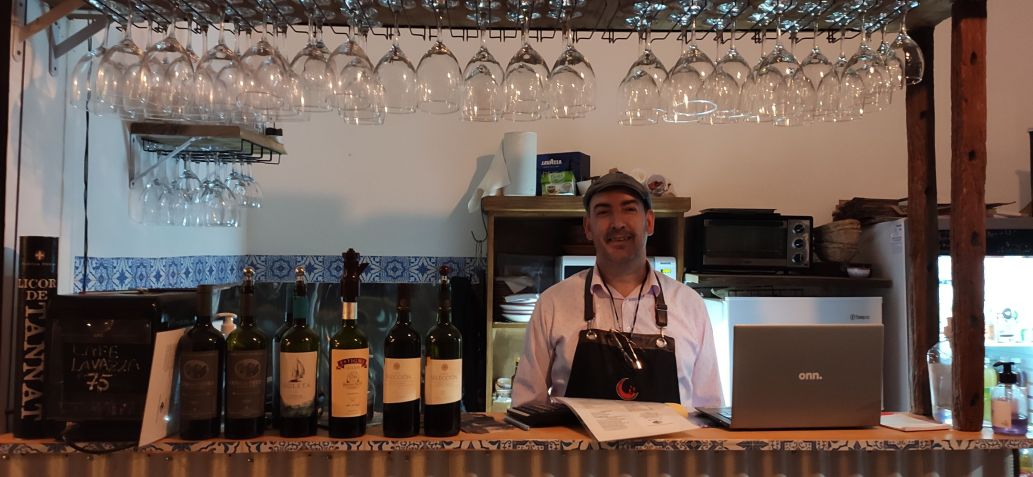Há duas unidades da Vinoteca de la Colonia em Colônia do Sacramento / Giuliana Nogueira