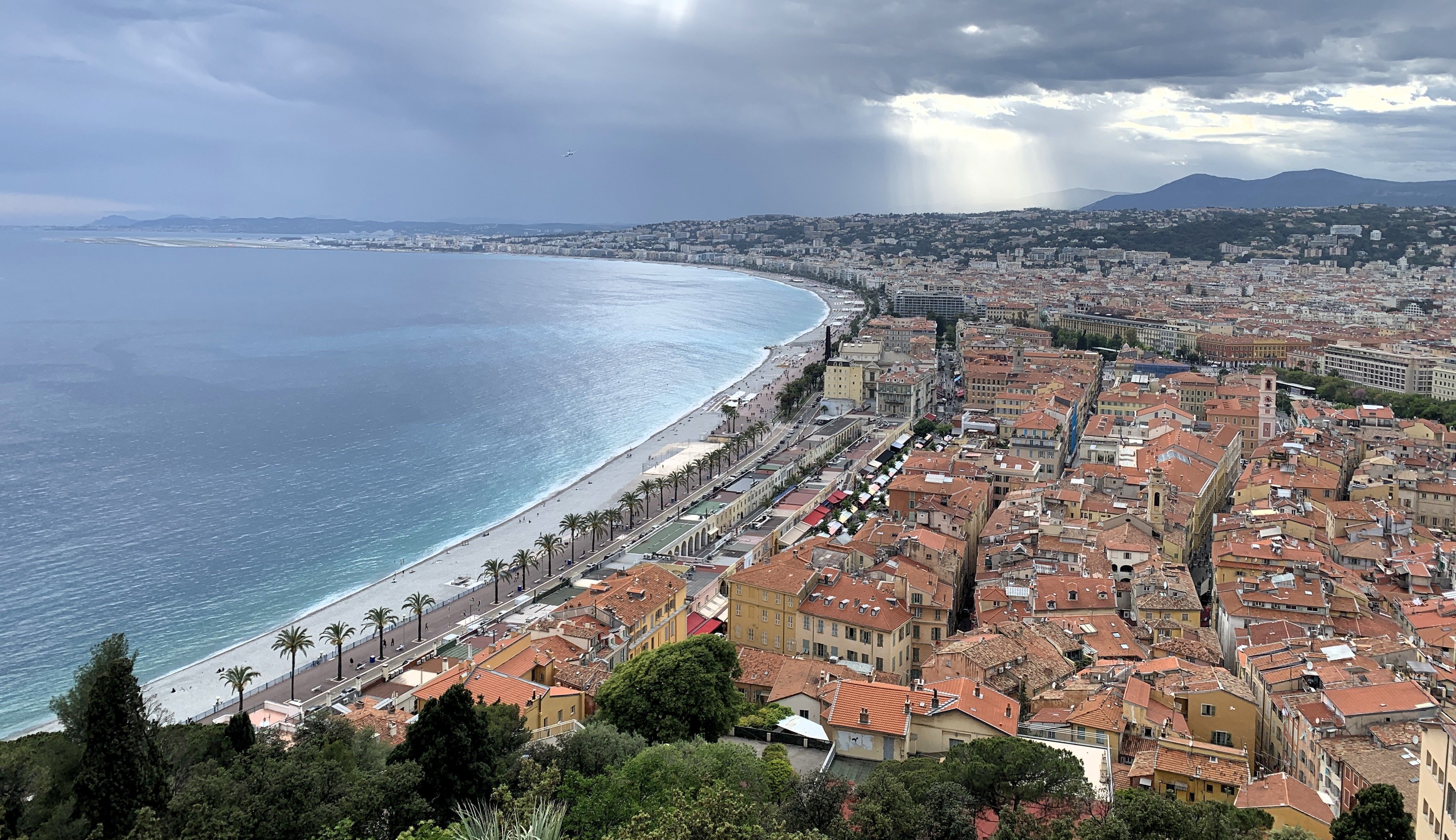 Vista do Promenade des Anglais e do centro antigo de Nice a partir do mirante mais alto do Parque da Colina do Castelo • Saulo Tafarelo