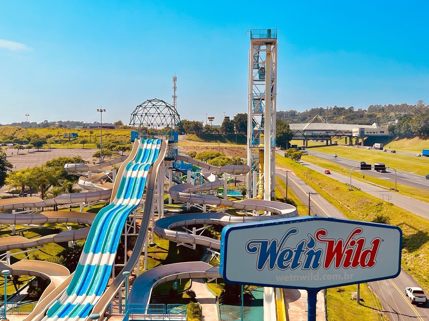Wet'n Wild foi inaugurado em 1998 no interior de São Paulo e reúne mais de 30 atrações aquáticas de todos os níveis / Reprodução Facebook