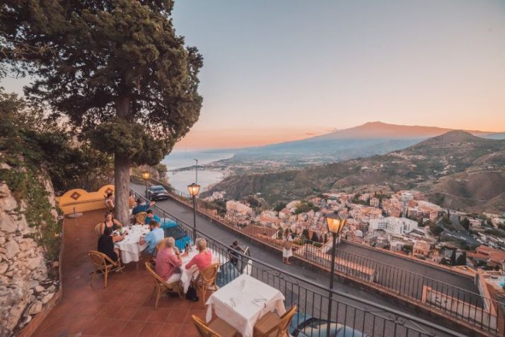 Terraço do Al Saraceno, com vista para o Etna e a Baía de Naxos / Reprodução/site/alsaraceno.it