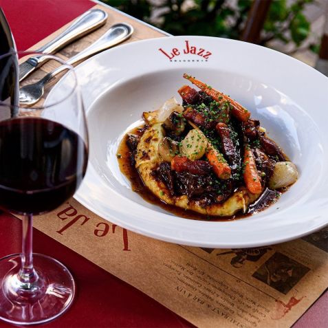 Boeuf Bourguignon, feito com pedaços de carne bovina braseados com vinho tinto / Instagram/Le Jazz Brasserie