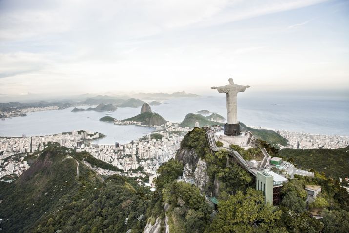 Vista aérea do Cristo Redentor, no Rio de Janeiro • Christian Adams/Getty Images
