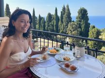 Daniela Filomeno toma café da manhã no Belmond Grand Hotel Timeo