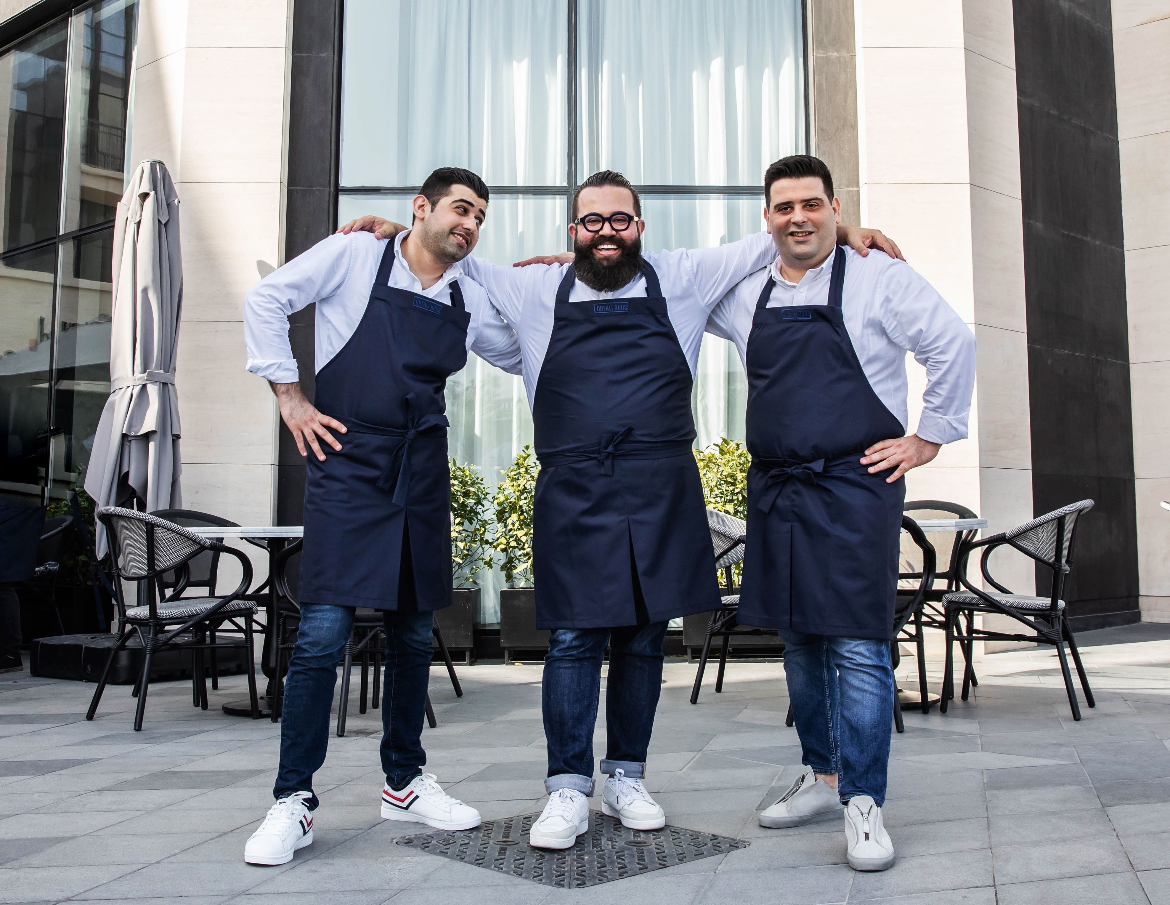 Omar, Mohammad e Wassim Orfali fora do restaurante deles em Dubai