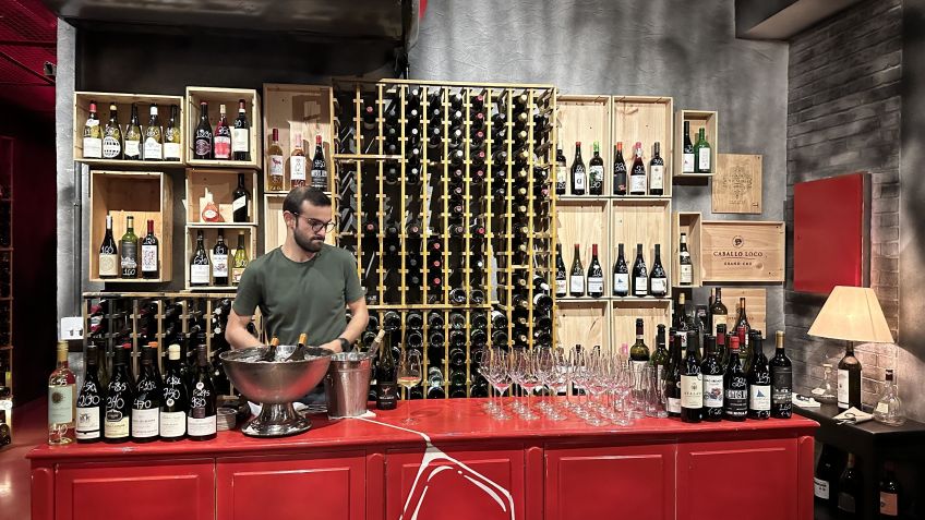 Guilherme Mora, jovem restauranter está à frente das casas Cór, Osso, Incêndio e do bar de vinhos Saída de Emergência • Tina Bini