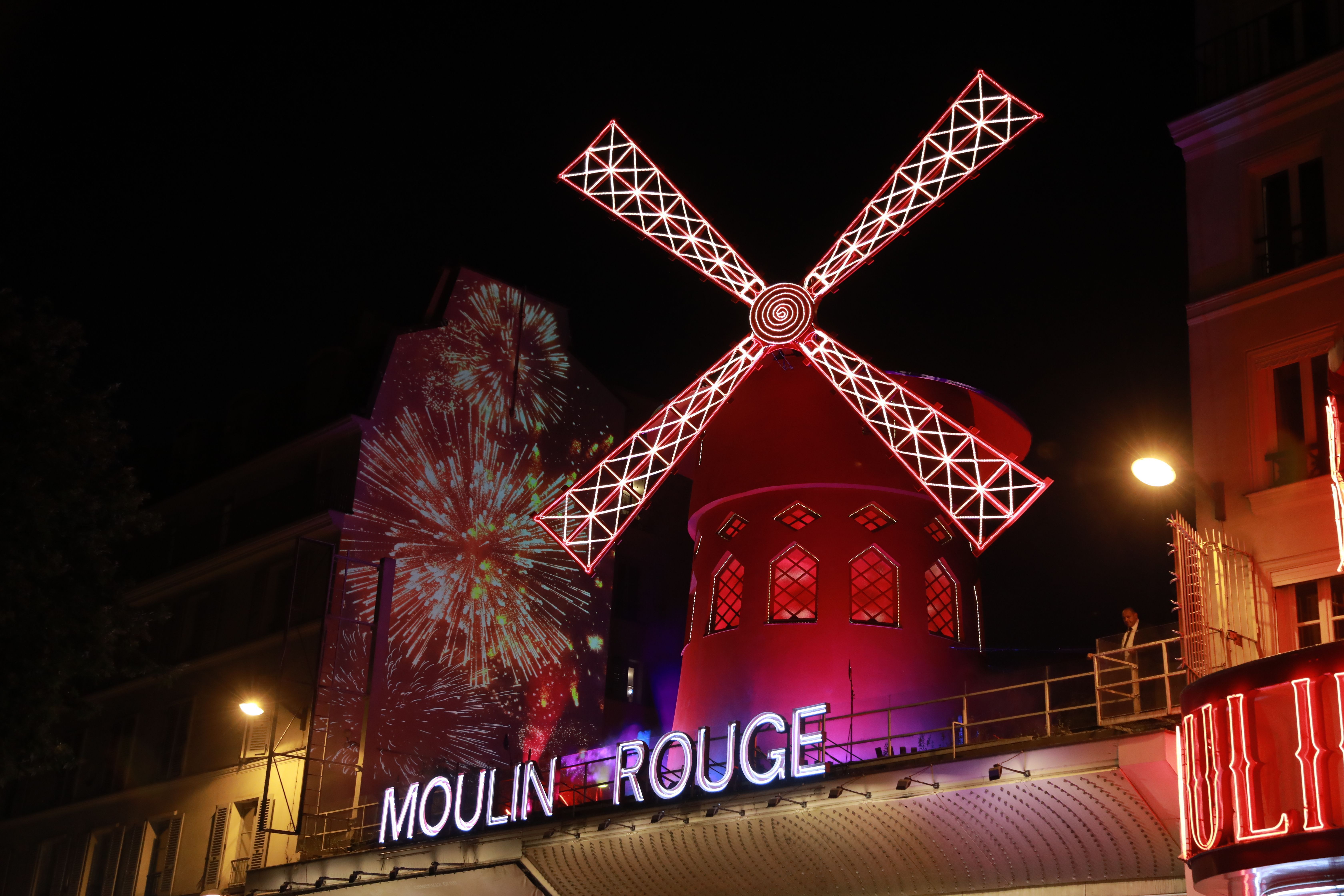 Inauguração das novas pás do Moulin Rouge em Paris
