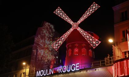 Icônico moinho de vento do Moulin Rouge de Paris inaugura novas pás