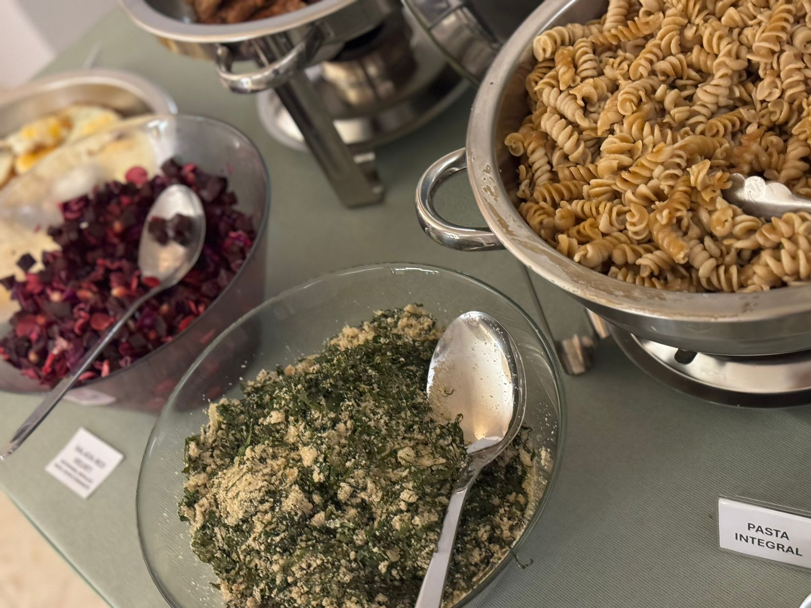 Farofa, macarrão integral e salada de beterraba no buffet do Comitê Olímpico Brasileiro em Paris 2024