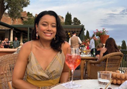 Daniela Filomeno curte drinques em Taormina