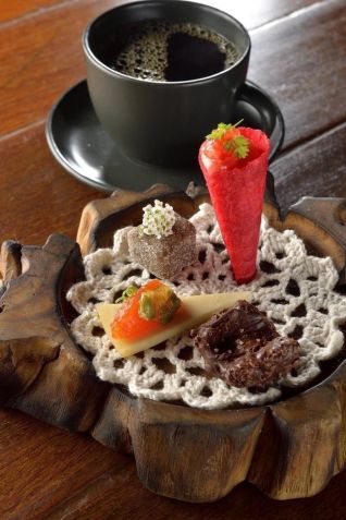 Sorbet de morango; queijo com abóbora; bananada; e floco de porco banhado no chocolate / Mario Holanda