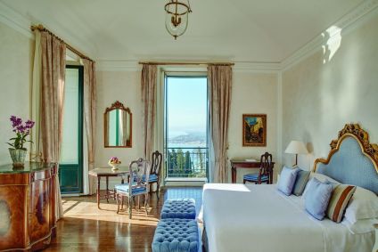 Detalhes do interior do quarto de uma das 70 acomodações do Belmond Grand Hotel Timeo