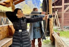 Daniela Filomeno pratica arco e flecha no Viking Valley, na Noruega