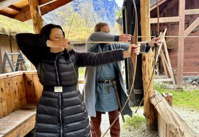 Daniela Filomeno pratica arco e flecha no Viking Valley, na Noruega