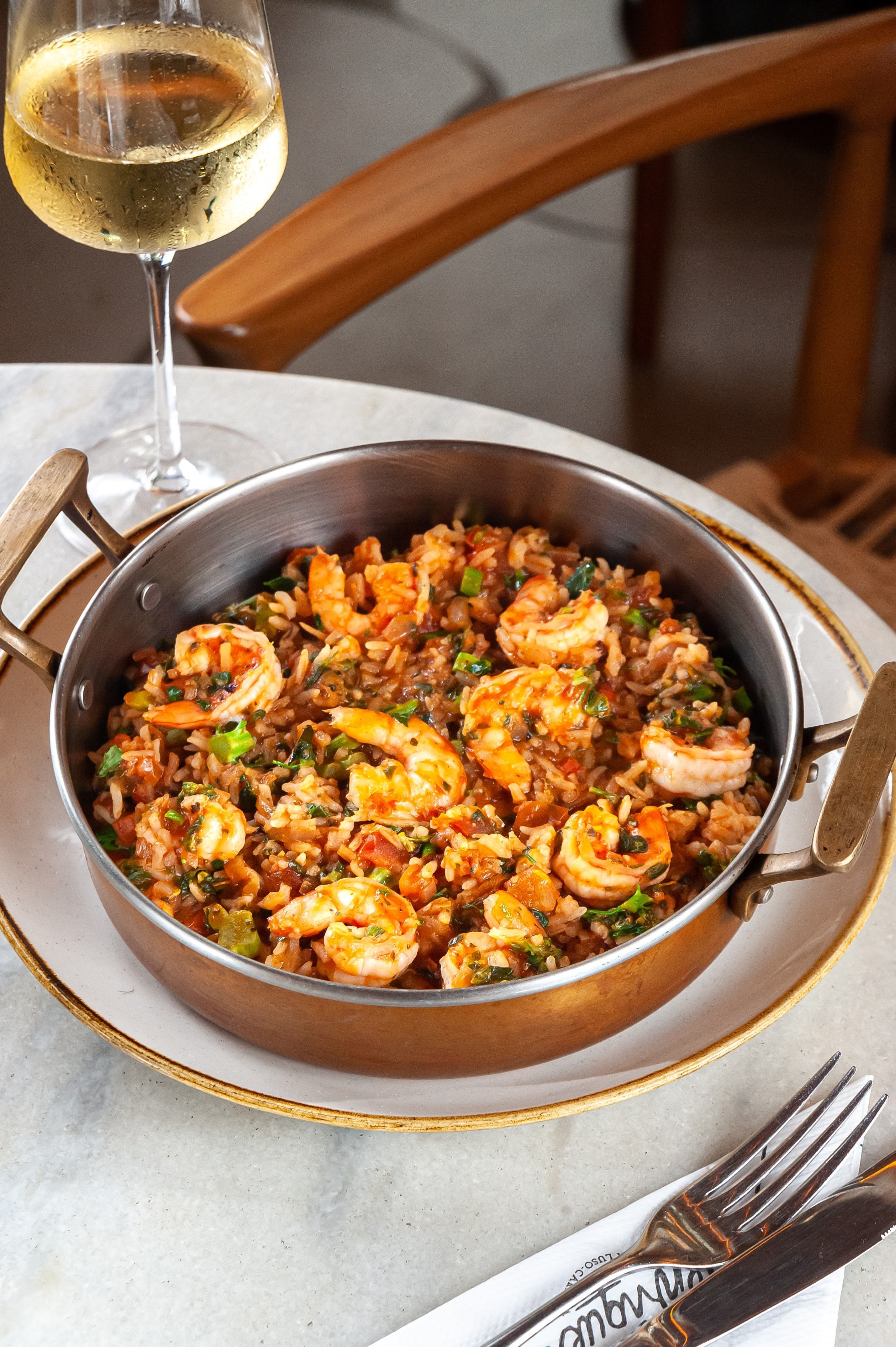 Arroz de Camarão, feito com brócolis e coentro, é uma das sugestões do menu do Henriqueta, no Leblon, para o Dia dos Pais / Tomas Velez