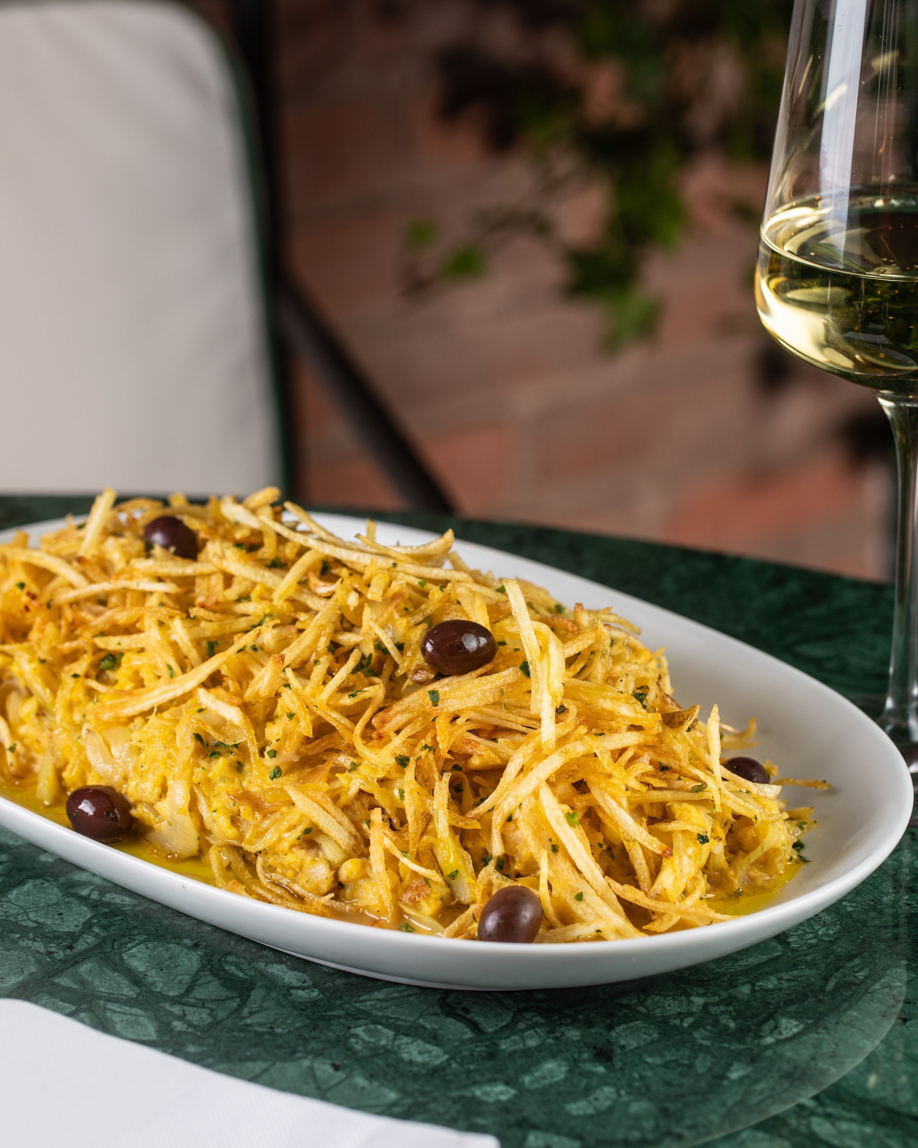Quinta da Henriqueta comemora o Dia dos Pais com seu Bacalhau à Brás: lascas de bacalhau, ovos, salsa, alho picado, telha de batata palha e azeitonas portuguesas / Tomás Rangel