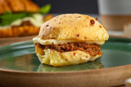 Pão de queijo recheado do Belô Café