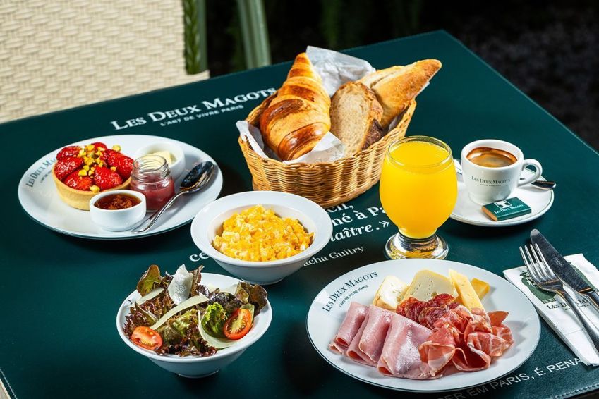 O francês Les Deux Magots oferece brunch aos sábados e domingos / Gihad Terra Arabi