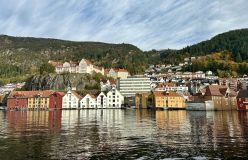 Cais de Bergen, na Noruega, visto a partir das águas