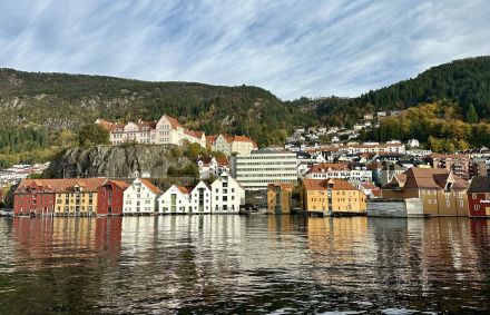 Cais de Bergen, na Noruega, visto a partir das águas