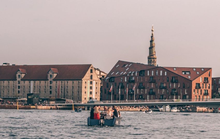 Ao fundo, torre da igreja tem vistas privilegiadas de toda Copenhague / Daniel Rasmussen