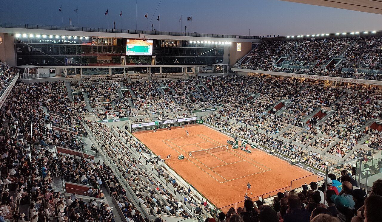 Quadra principal Philippe-Chatrier, no complexo de Roland-Garros • Wikimedia Commons