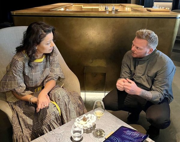 Daniela Filomeno e o chef Rasmus Munk, por trás do Alchemist e eleito melhor chef do mundo • CNN Viagem & Gastronomia