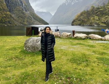 Daniela Filomeno em fiorde na Noruega